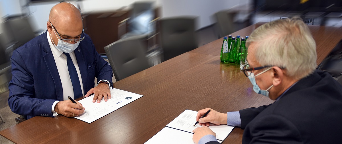 Podpisanie porozumienia pomiędzy Głównym Inspektorem Transportu Drogowego Alvinem Gajadhurem i Dyrektorem Transportowego Dozoru Technicznego Janem Urbanowiczem w dniu 08.03.2022