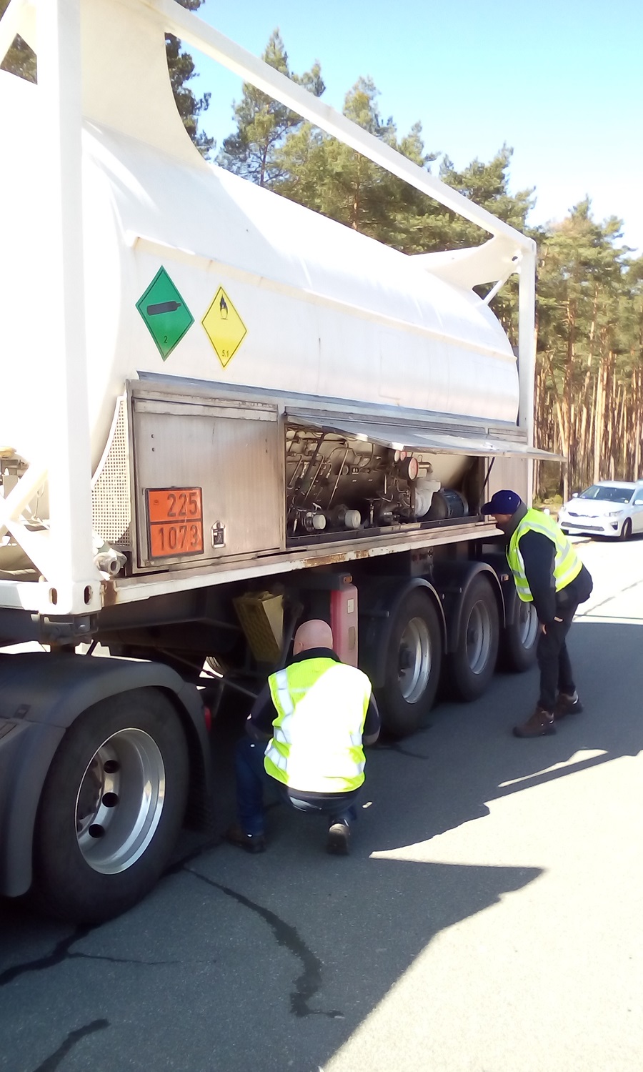 Kontrola pojazdów przewożących towary niebezpieczne oraz cystern do przewozu materiałów sypkich przeprowadzana przez inspektorów Transportowego Dozoru Technicznego z Zespołu Inspektorów w Bydgoszczy wspólnie z kujawsko-pomorskimi inspektorami Inspekcji Transportu Drogowego. Na zdjęciu: inspektorzy TDT i WITD przeprowadzają kontrolę pojazdu. Autor zdjęcia: Adam Mazur z TDT