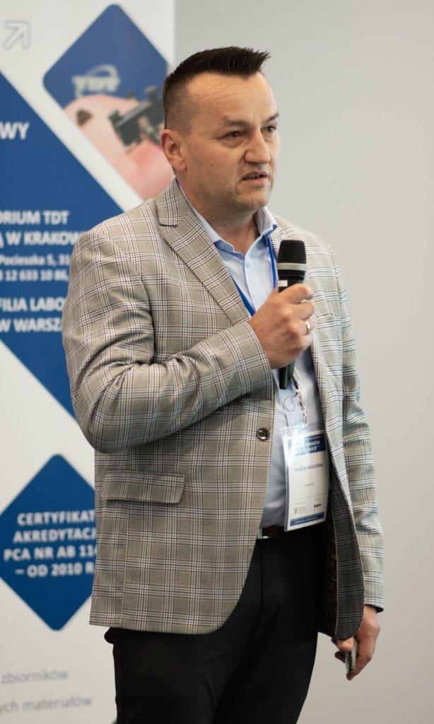 Konferencja Przewóz Towarów Niebezpiecznych 2023 - na zdjęciu Marcin Brodziński, przedstawiciel firmy PPHU ZALMET Sp. J.
