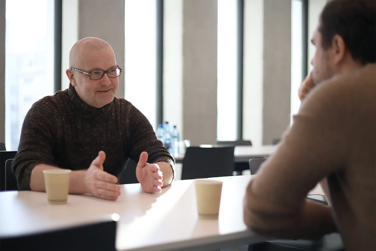 Rozmowa z dziennikarzem Artur rozmawia z dziennikarzem.